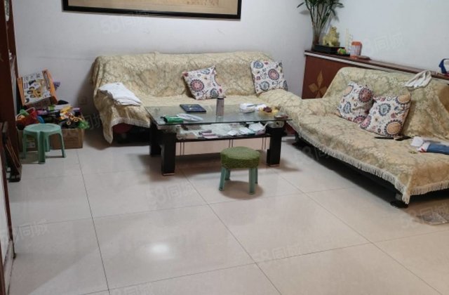 铁塔附近，河畔花园小区水韵花都