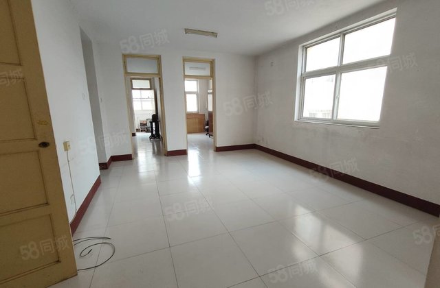 湖边，早市东方双语城市主人，名人苑二期，三室边户，送储