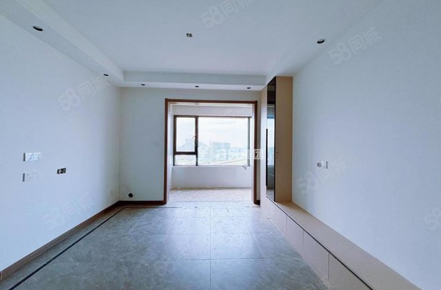 新一中！积水潭医院旁湖语上院，精装修未住，送车位，采光好急售