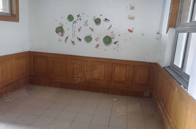 湖边一楼带院！    ！文轩中学！房东急售！南北通透，满两年