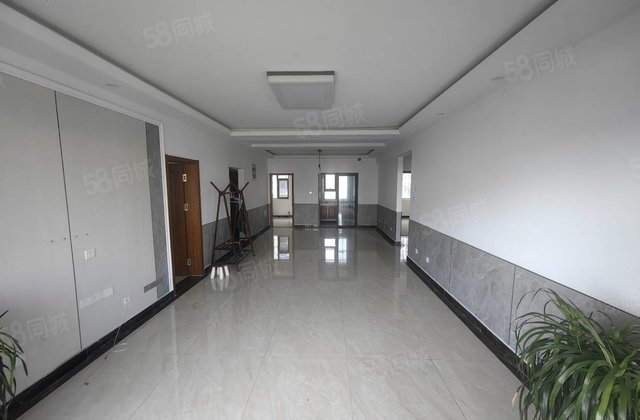 文轩总部，东关国际。东关瑞府，带储藏室。精装。四叶草户型