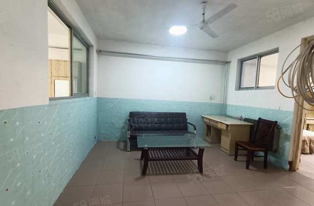 东昌总校一品家苑附近孝心一楼带院带两间配房，标准三室停车方便