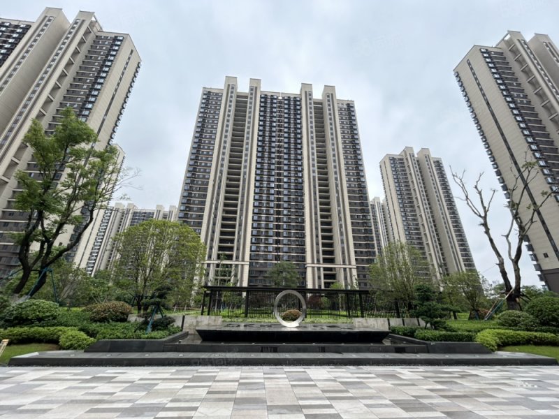 年轻时尚四居室观景房落地大飘窗 采光视野好 欢迎咨询,融创望江府