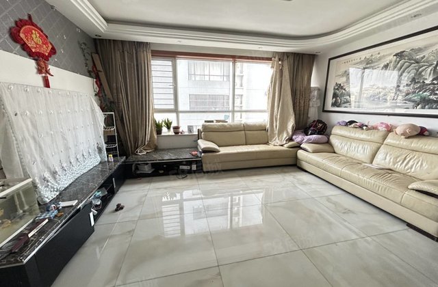 振兴西路阳光实验，金柱月亮湾B区电梯房三室两厅东边户。