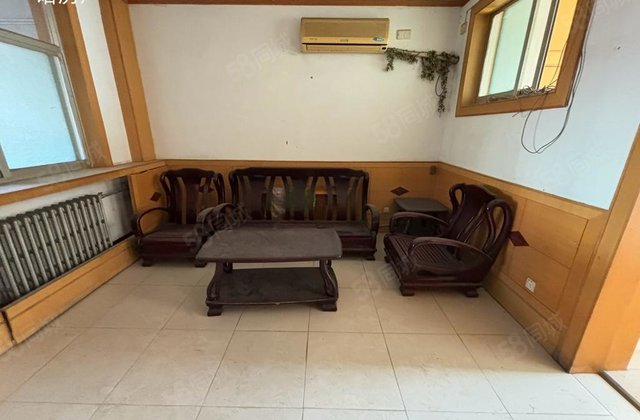 财局西临 乐园小区 紧邻湖边 共6层的5楼 40万 可做3室