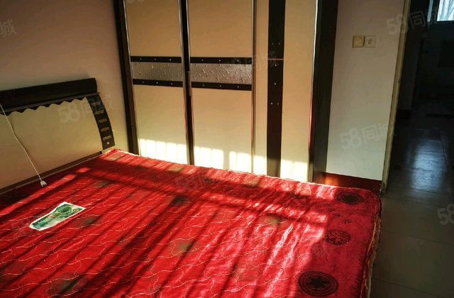 凤栖苑小三居 采光好 南北通透 居住密度低 适合刚需购房。