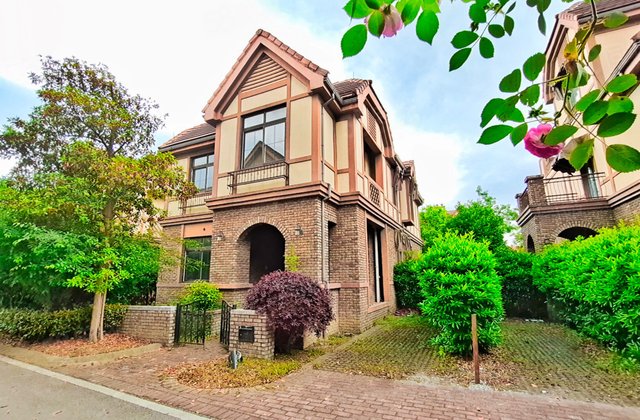 支持全天线上看房!双面邻水淀湖桃园独栋别墅!