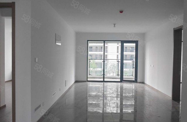 房东赔20万，三叶草户型，城市芳华新房未住，带车位地下室