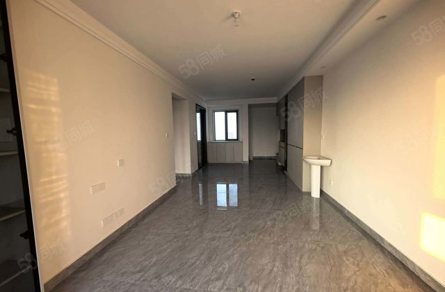 全新精装现房 好楼层西边户 带车位储藏室 三室两厅两卫