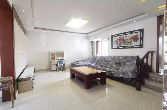 阿卡四期   位置 电梯好楼层 138平 送车位