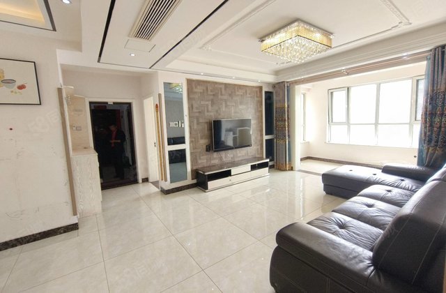 公园附近，大润发旁中央丽都，四叶草带车位储藏室免大税 精装修