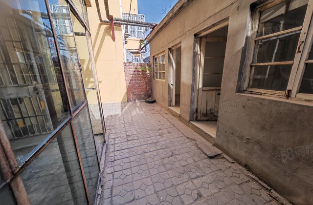 市医院 三中旁 一楼带院 带配房