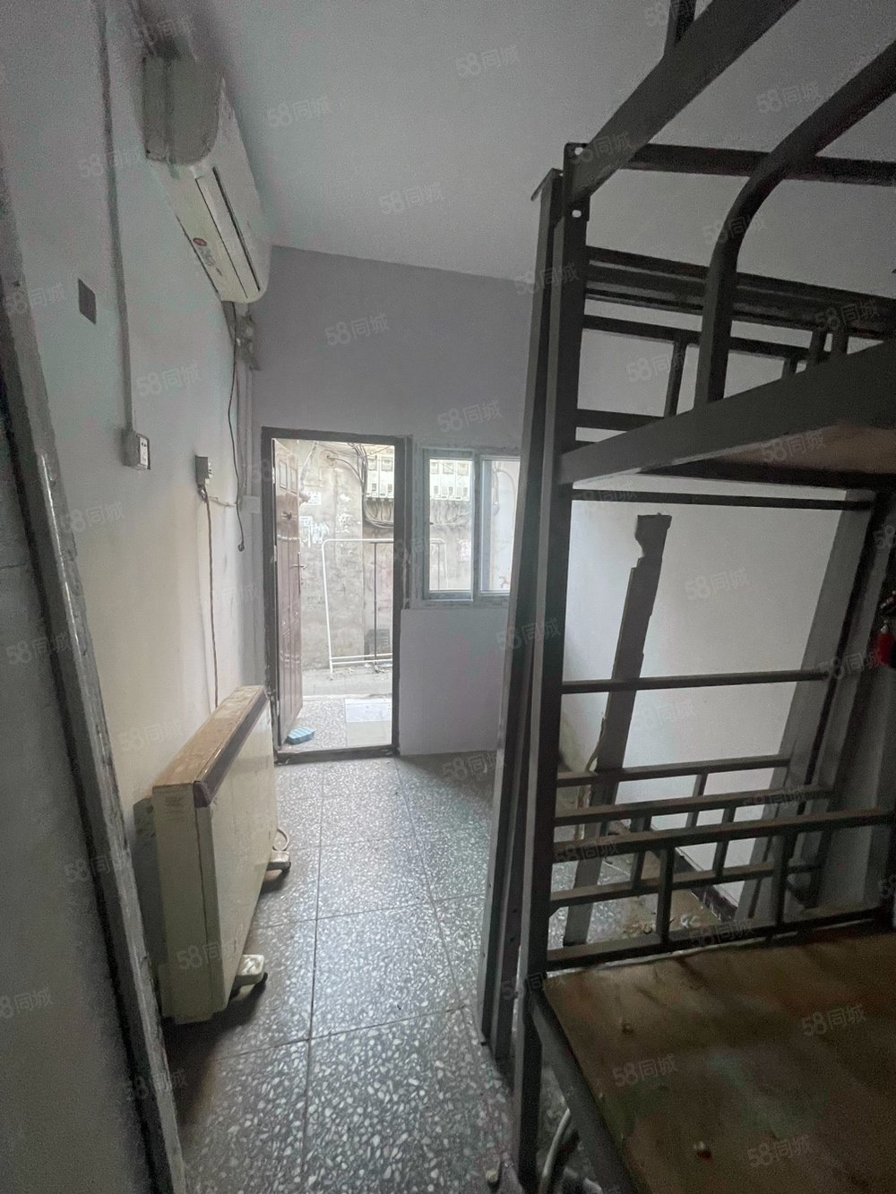 豆角胡同小區(qū)1室0廳1衛(wèi)10㎡南北190萬