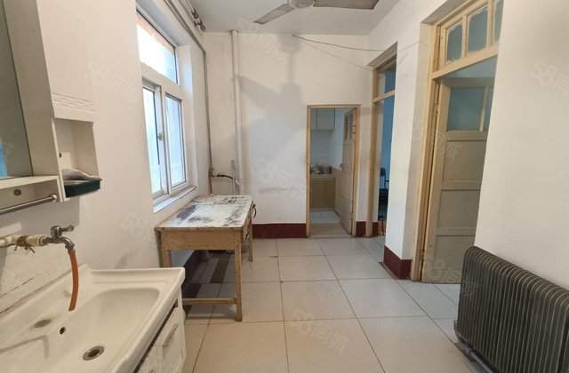 街 铁塔带院的 全明一楼 三室向阳 市中心位置随时看房子