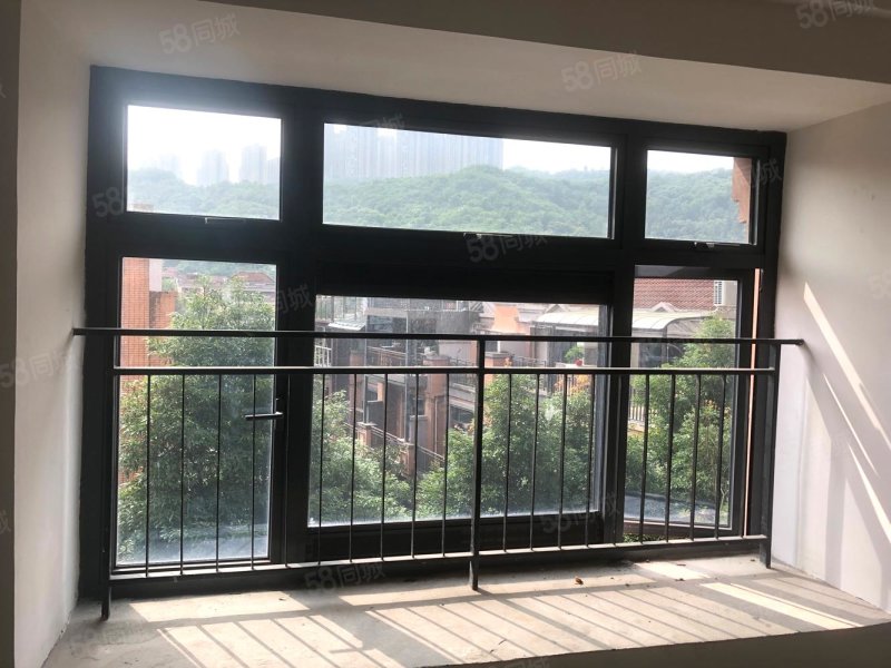 【10图】诚心出售,渝北汽博中心,逸翠庄园叠拼180万,带车位和花园!