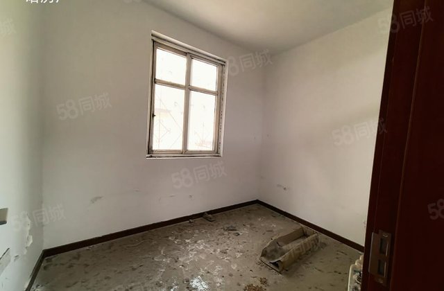 文轩本部，老一中电业局二院，状元府对过一楼带大院，随时看房