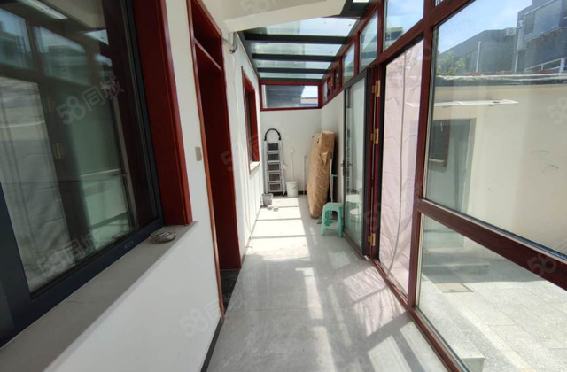 古楼别墅区内 临湖一楼带院儿 三室 精装修 好停车 南北通透