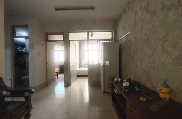 闸口南，老文轩，建材组团，停车方便，中间楼层，两室一厅
