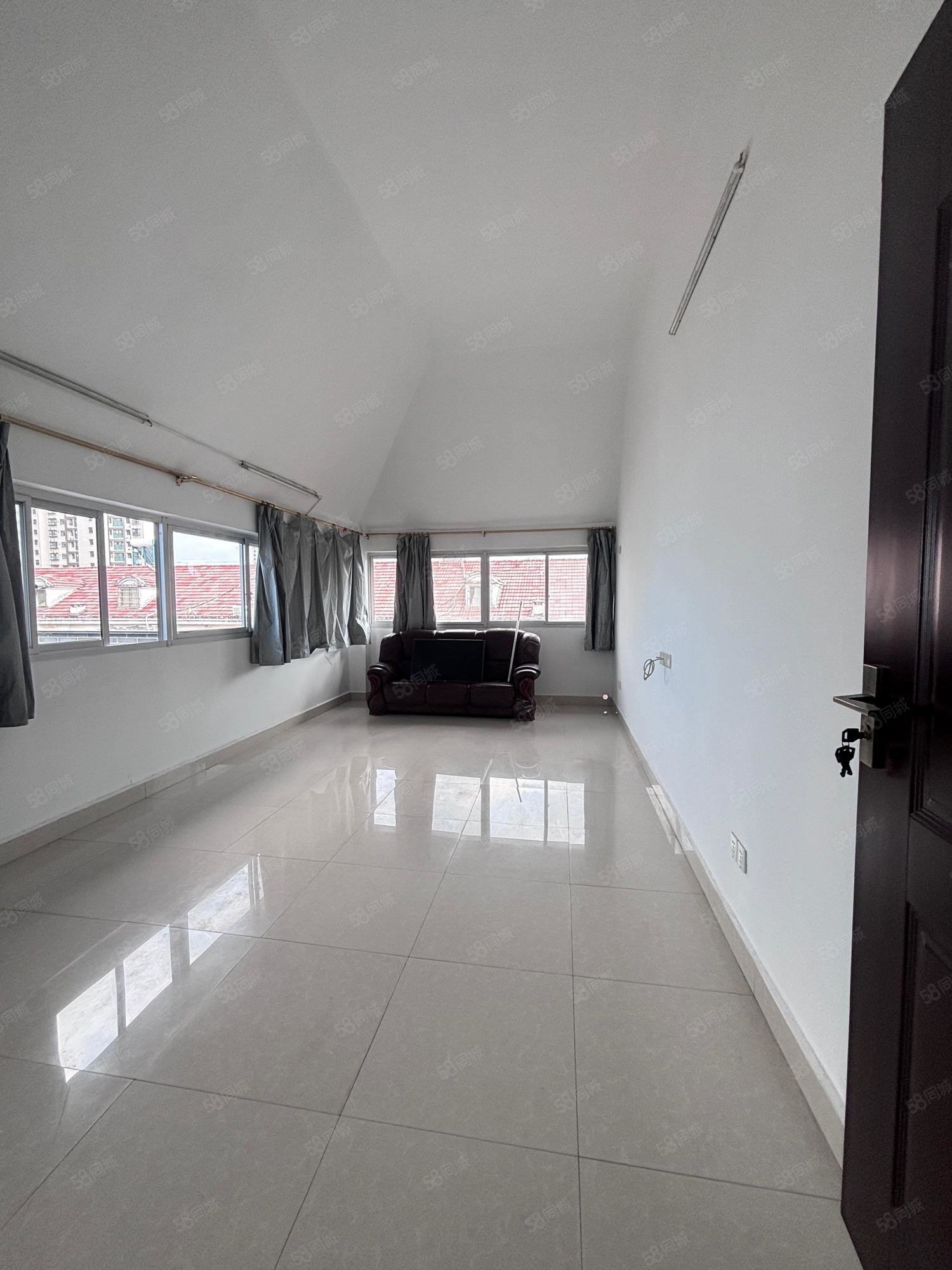 警苑6室2厅3卫169㎡东88万