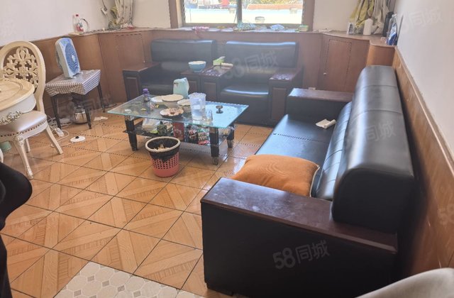 风声雨声  声声声入耳。老文轩一墙之隔，三室向阳低楼层。