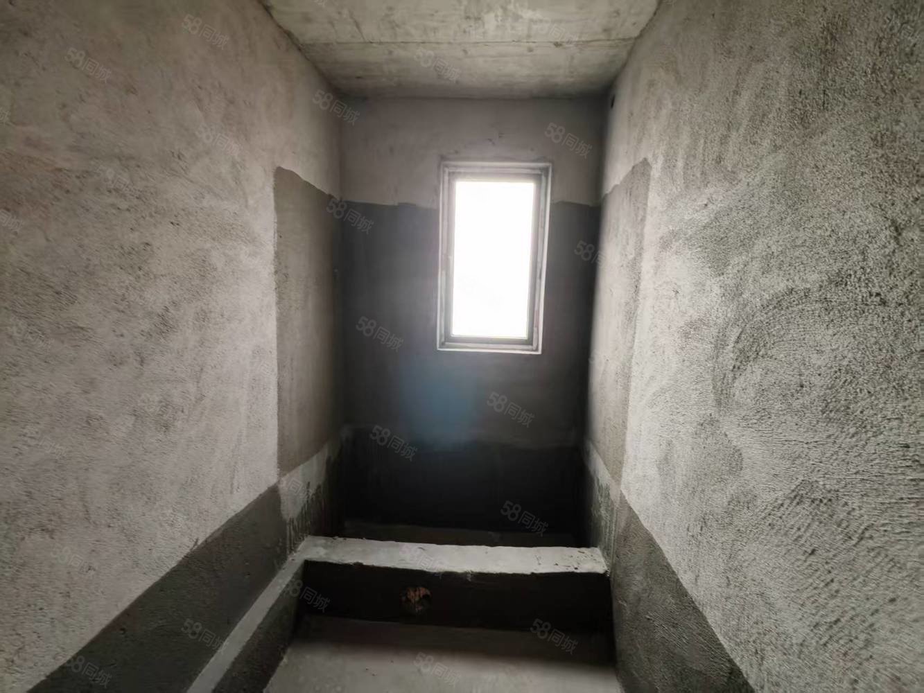 高安润达国际城4室2厅2卫127㎡南北88万