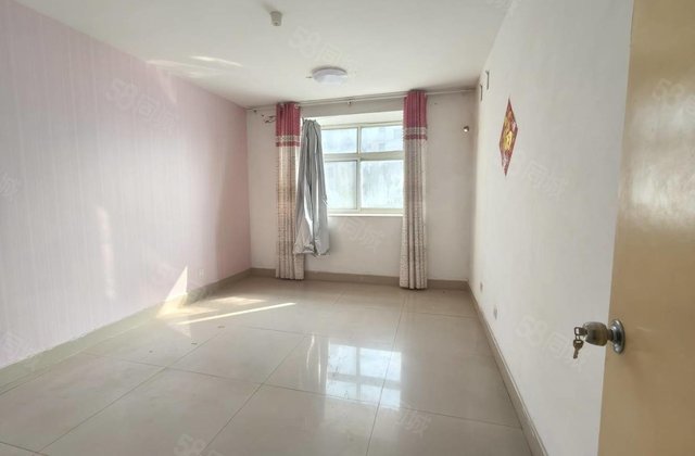 3楼 三居室 可按揭 市中心