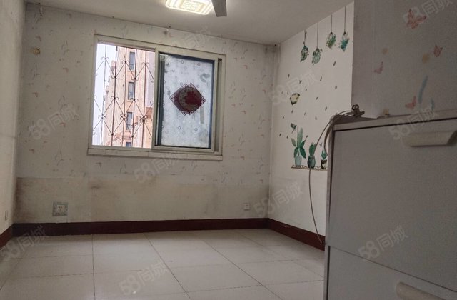 急售，东边户客厅带窗户，汽车总站，金柱康城