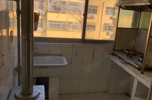 湖北小区3室2厅1卫送家具送地下室房东直卖