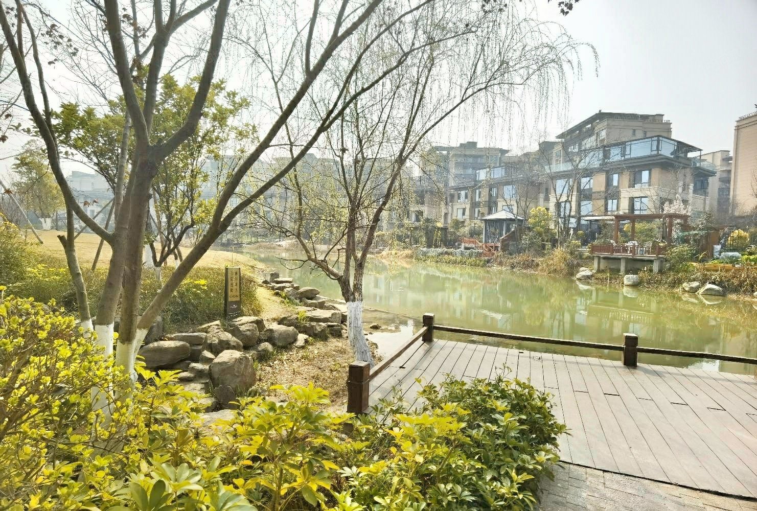 中洲中央公园蓝湖郡4室2厅2卫132㎡东北168万