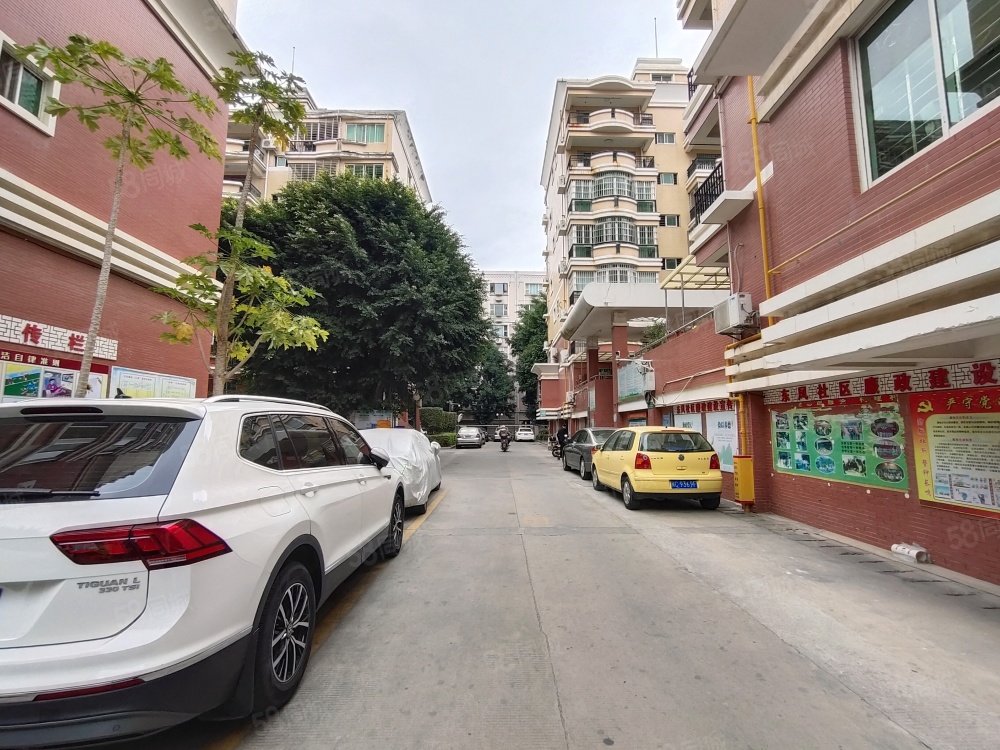 湖心苑4房2厅168平358万精装修南北通透满二楼层好