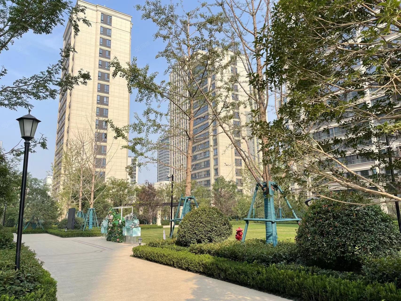 陆港绿城西安全运村子衿苑南苑4室2厅2卫142.56㎡南北350万