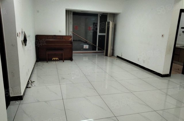 湖边一楼带40平方院，双卫三室朝阳，房东急售未住