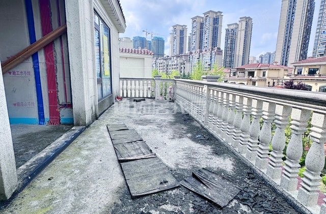 新世界翡翠谷5室3厅215.66㎡500万二手房图片