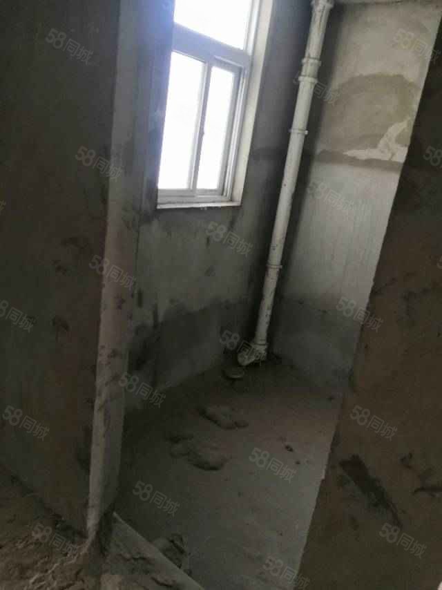 巨人印象小区3室2厅2卫127㎡南56万