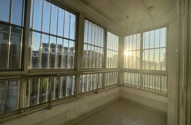 房东特别诚心卖送地上车库免大税，西边户香江北水岸新城多层三楼