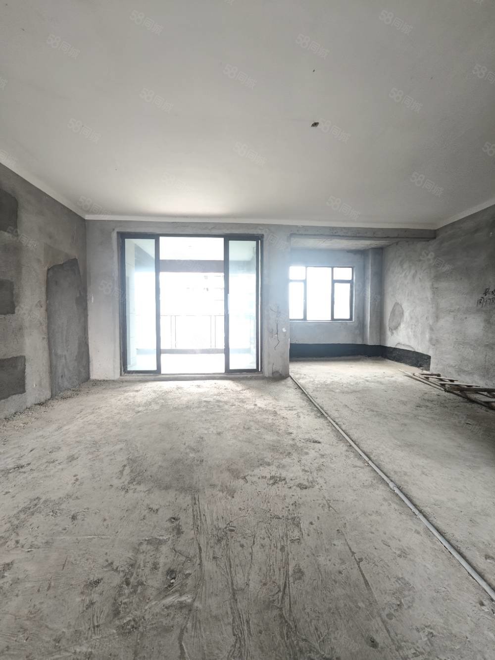 港中旅公元6室2厅3卫186㎡南北180万