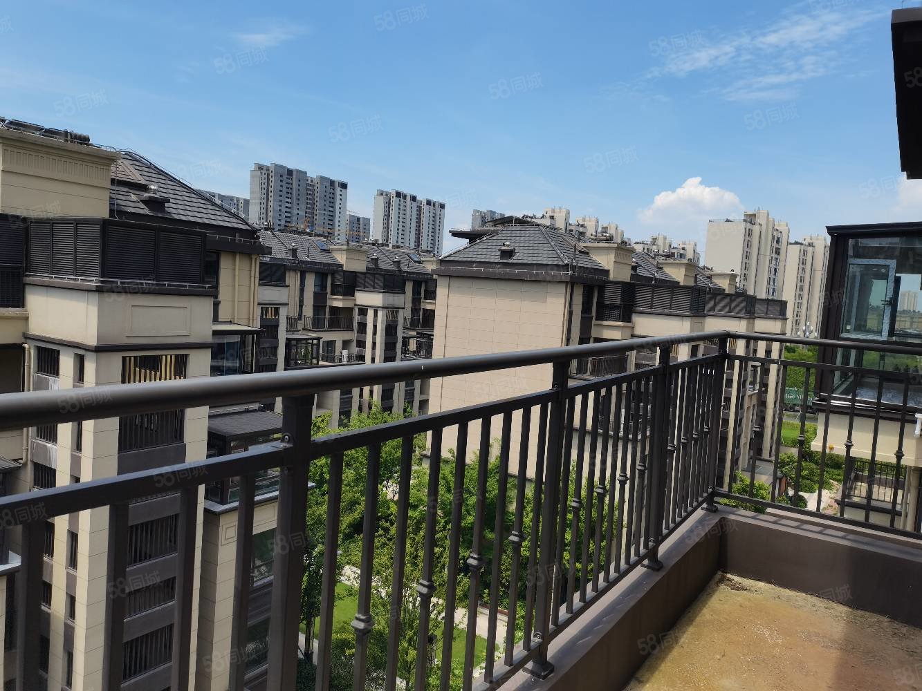 保利艾庐4室2厅2卫127.73㎡南199.8万