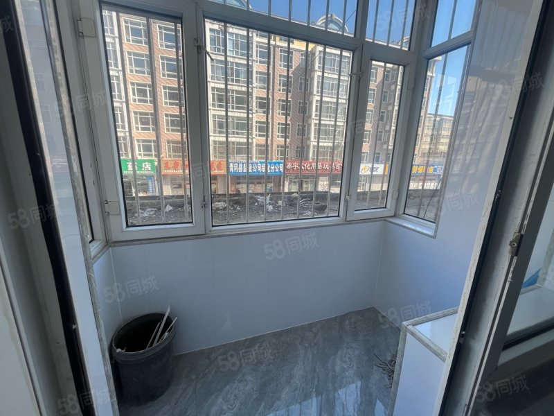 嘉美小区多层二楼两室一厅一卫南北通透65平288万