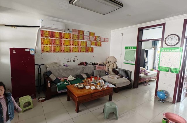 环城湖不远，振兴路阳光实验三楼好楼层，以隔三室，周围环境优。