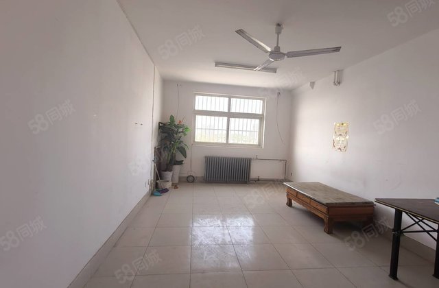 急售阳光实验，香江南邻，三室两厅一卫，三里铺小区停车方便，