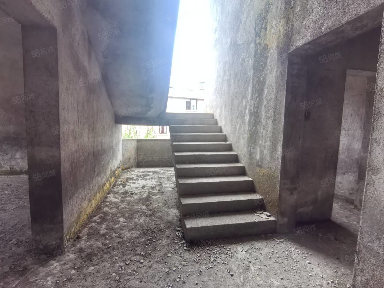 袁山西路别墅8室3厅3卫260㎡南北169万