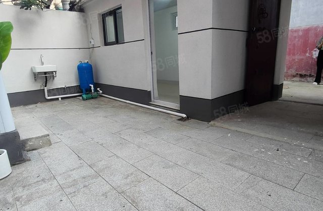 湖边一个路口  湖北小区 一楼带院 双开大门