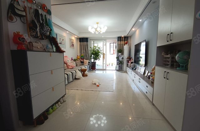 翡翠城多层精装修，133平三室两厅两卫，带家具家电，随时看房