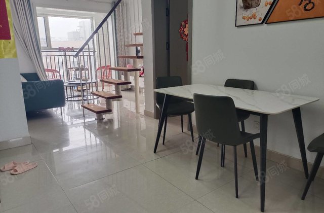 荣盛阳光逸墅   复试上下两层 精装好房 带车位医院 楼龄新