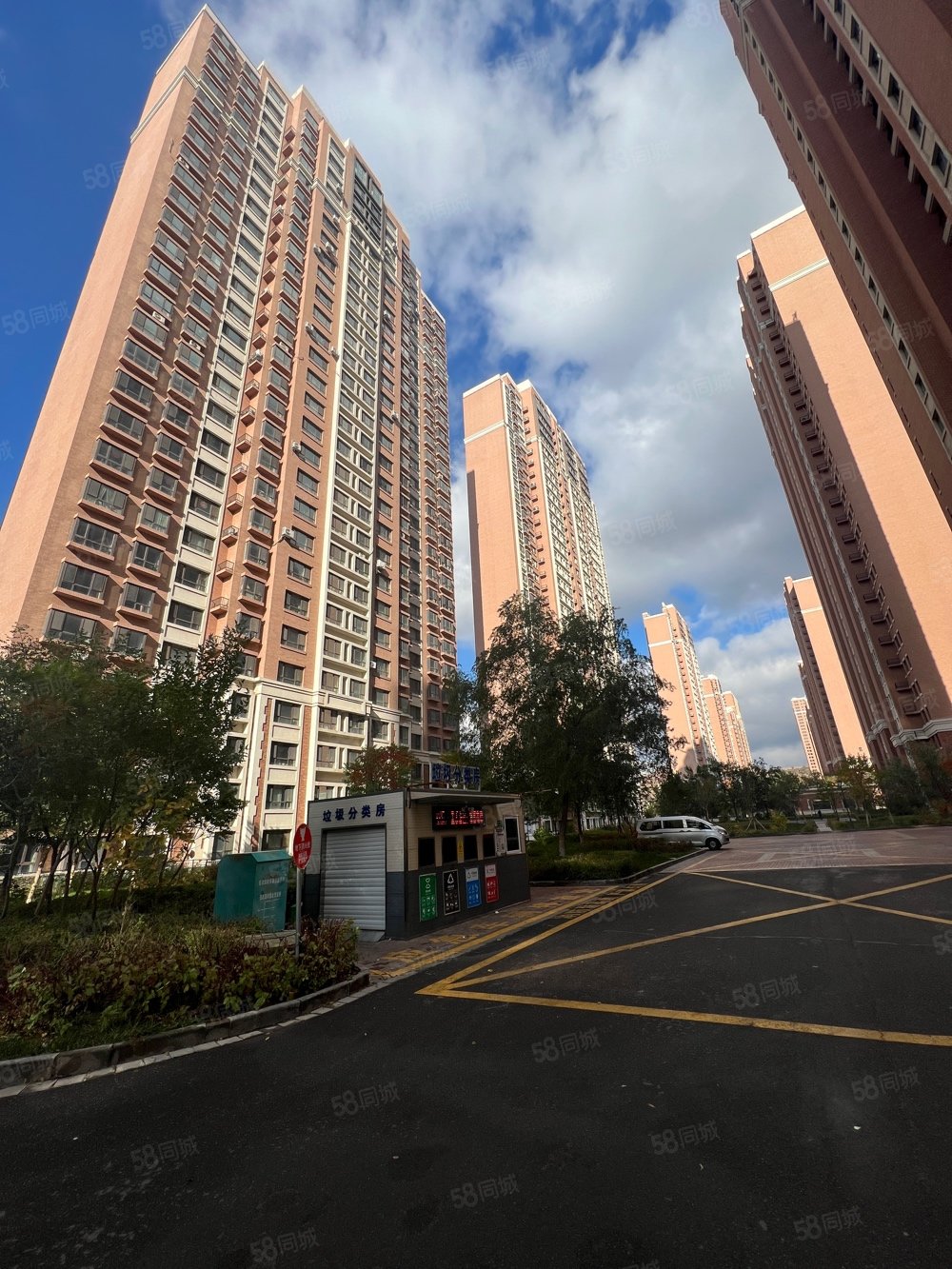 急售世界冠郡二期b4区单价7800三室双卫随时看房