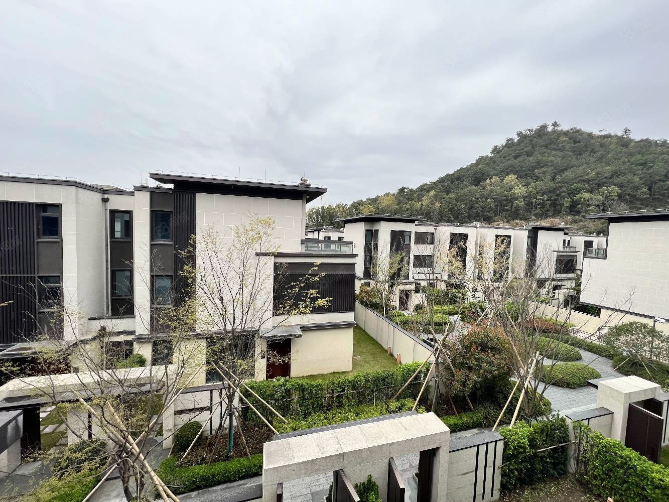 东钱湖白石湖东联排别墅下沉式花园