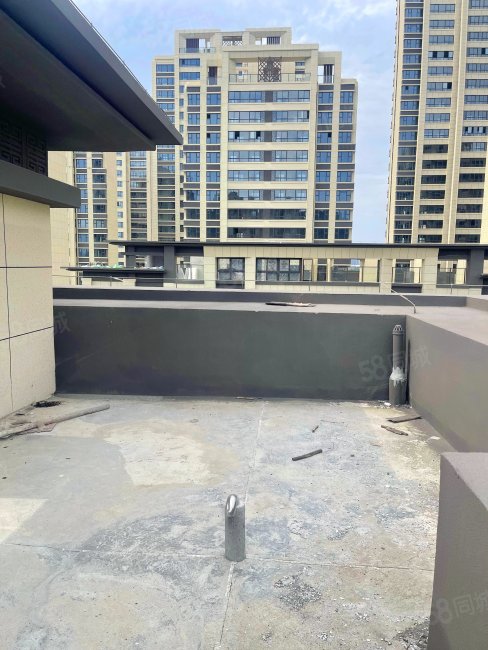 洋房带露台琥珀御宾府叠墅带超大露台地铁3号线出入口