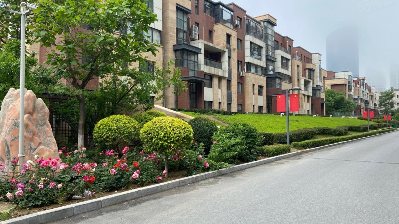 湖海假日3室2厅2卫137㎡南北67万