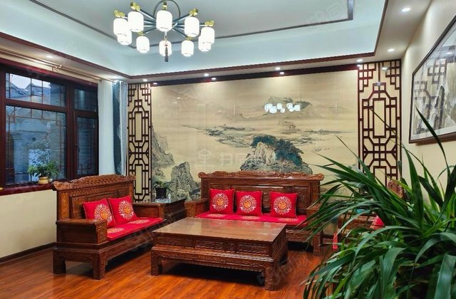 古楼西南角，门前双向车道，4室3卫，