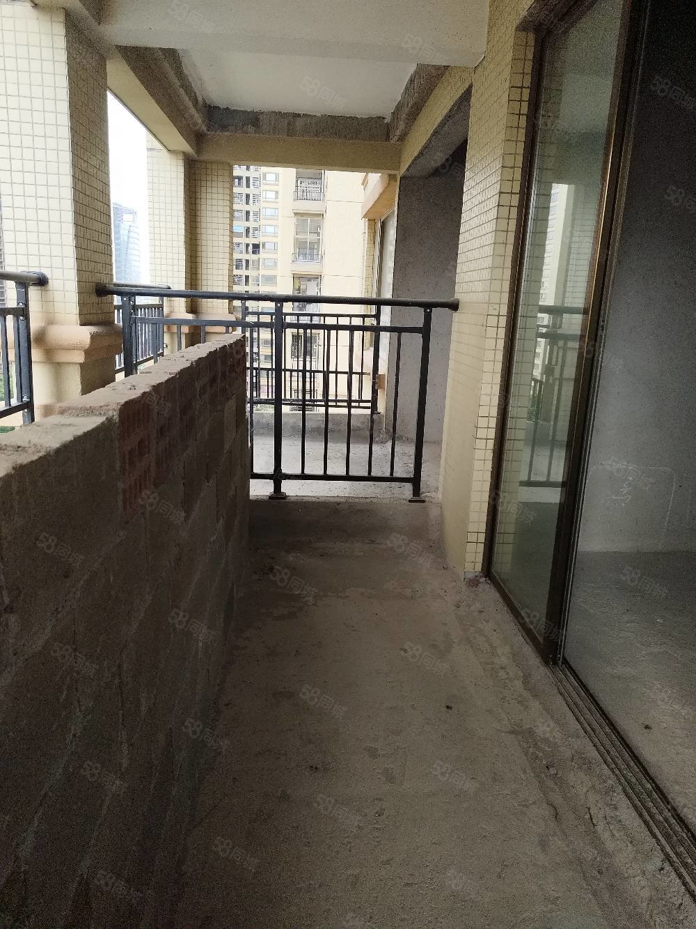 容州公园尊府5室2厅2卫175㎡南北66万